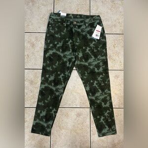 NWT! Women’s New Directions Green Camo Skinny Jeans